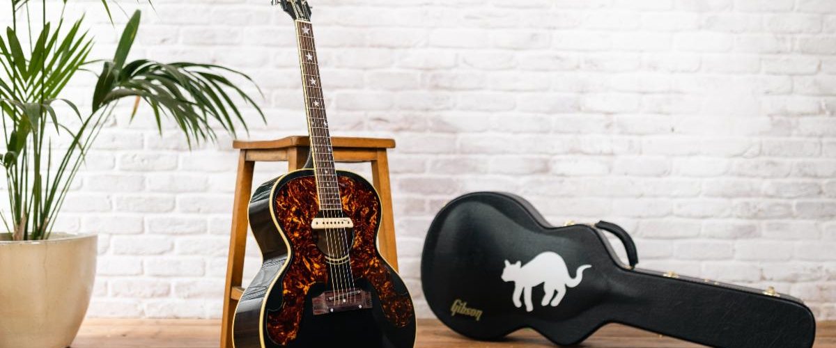 UN MODÈLE CAT STEVENS CHEZ GIBSON