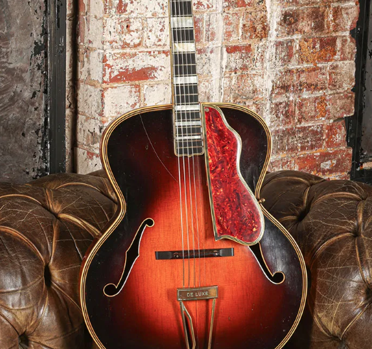 LA GUITARE DE DJANGO NE TROUVE PAS PRENEUR